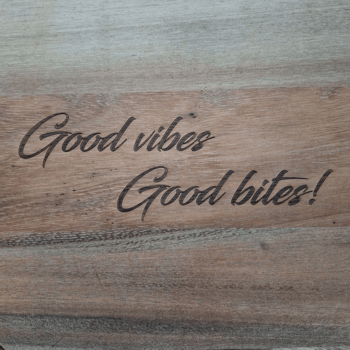 Ronde borrelplank teakhout – "Good vibes, Good bites" - Laserboertje
